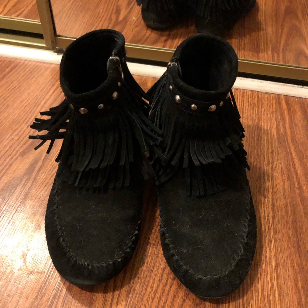 Minnetonka Eliza Short Fringe Boot in Black